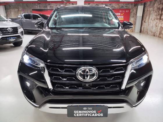 TOYOTA HILUX SW4 2.8 D-4D TURBO DIESEL SRX 7L 4X4 AUTOMÁTICO TOYOTA HILUX SW4 2.8 D-4D TURBO DIESEL SRX 7L 4X4 AUTOMÁTICO